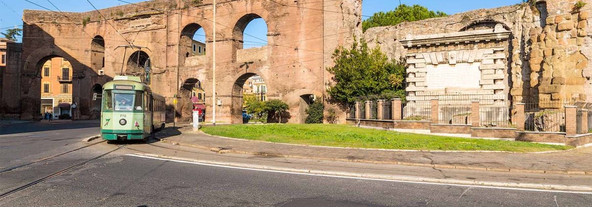Porta Maggiore in una giornata afosa. Ci siamo rifugiati da McDonald