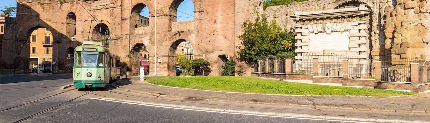 Porta Maggiore in una giornata afosa. Ci siamo rifugiati da McDonald